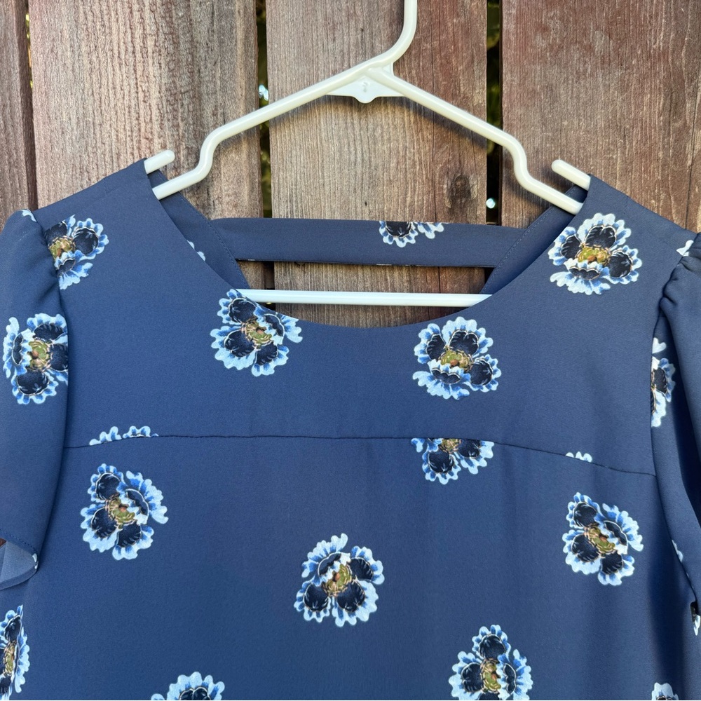 Loft Floral Print  Blue Flutter Sleeve Blouse Size Small - Picture 2 of 14